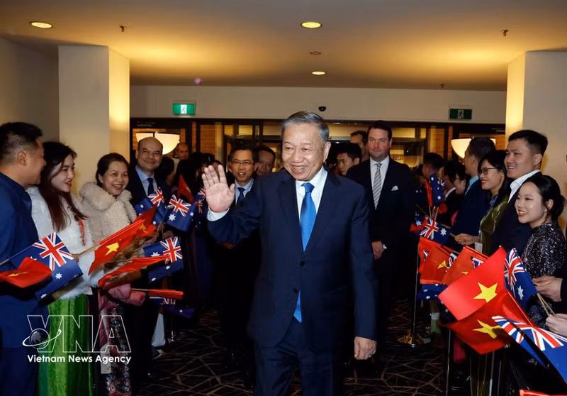 Des membres du personnel de l'ambassade et de la communauté vietnamienne en Australie ont accueilli le secrétaire général du PCV et président To Lam. Photo : VNA.