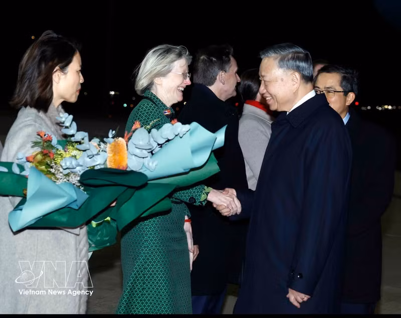 Des représentants officiels australiens, accompagnés de membres du personnel de l’ambassade du Vietnam et des représentations diplomatiques en Australie, ont accueilli le secrétaire général et président To Lam à l’aéroport de Canberra, poursuivant ainsi sa visite d’État en Australie. Photo : VNA.
