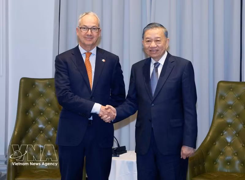 Le secrétaire général du PCV et président de la République, To Lam (à droite) rencontre Nicholas Moore, envoyé spécial du gouvernement australien pour l’Asie du Sud-Est. Photo : VNA.