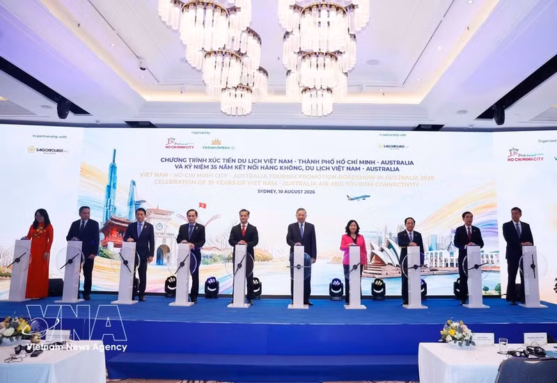 Le dirigeant vietnamien To Lam et des délégués ont participé à la cérémonie commémorant les 35 ans de liaisons aériennes et touristiques entre le Vietnam et l'Australie. Photo : VNA.