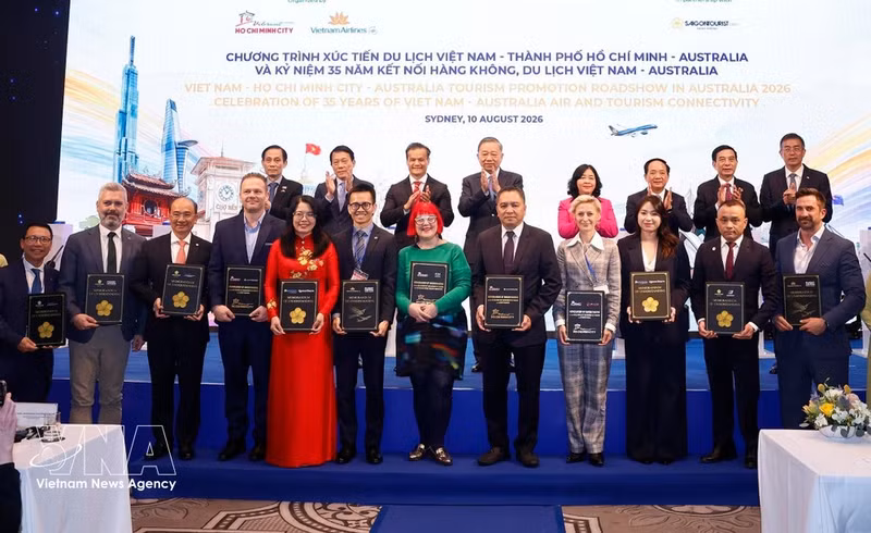 Le secrétaire général du PCV et président To Lam a assisté à la signature d'accords de coopération entre le Département du tourisme de Hô Chi Minh-Ville, Vietnam Airlines, Saigontourist Group et leurs partenaires australiens. Photo : VNA.