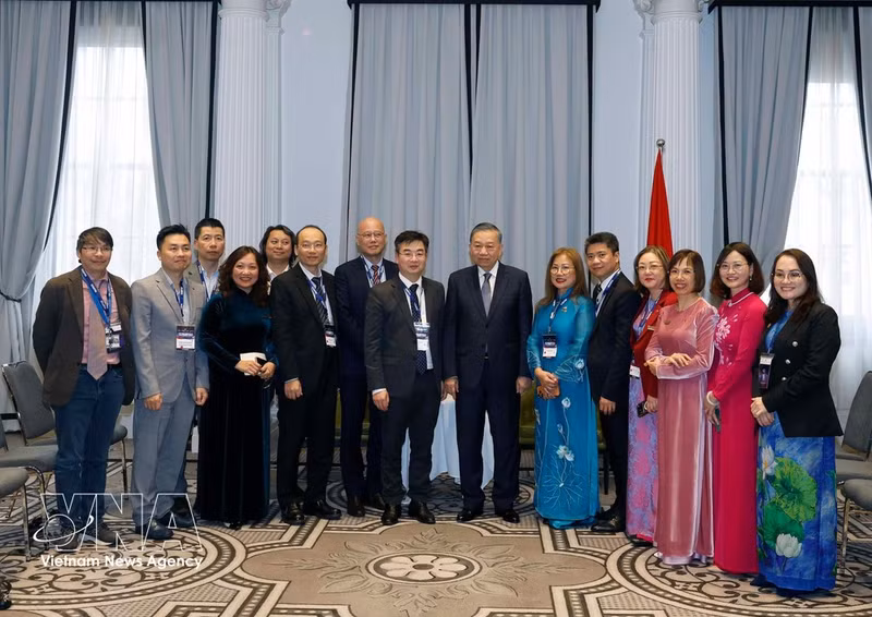 Le secrétaire général du PCV et président de la République, To Lam, rencontre, le 10 août, plusieurs intellectuels et scientifiques, éminents membres de l’Association des intellectuels et experts vietnamiens en Australie (VASEA). Photo : VNA.