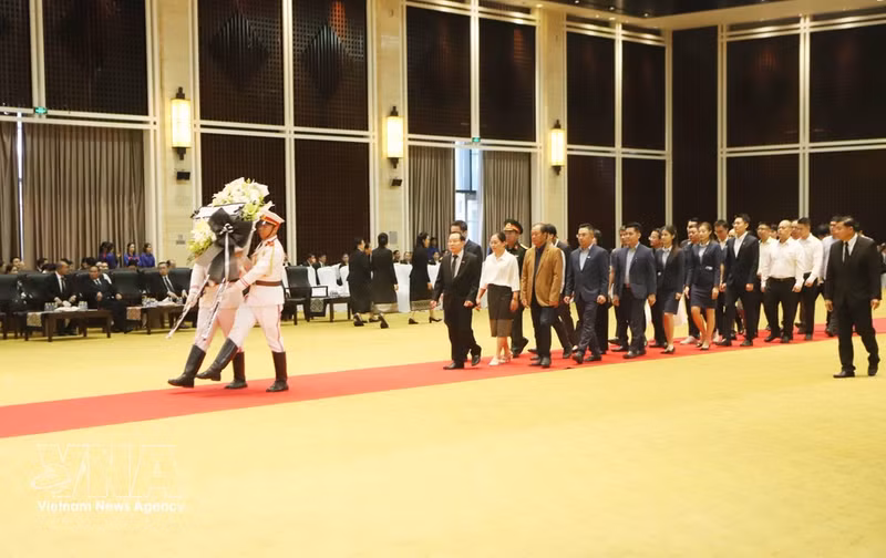 L'Association des entreprises vietnamiennes du Laos a rendu hommage au camarade Xaysomphone Phomvihane. Photo : VNA.