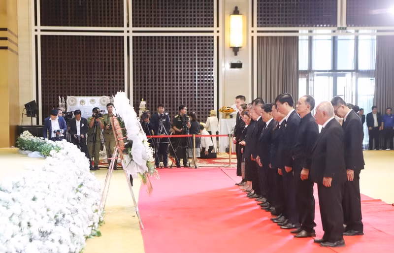 L'Association générale des Vietnamiens du Laos et l'Association des Vietnamiens de Vientiane ont déposé des gerbes et observé une minute de silence en mémoire de Xaysomphone Phomvihane, ancien président de l'Assemblée nationale lao. Photo : VNA.