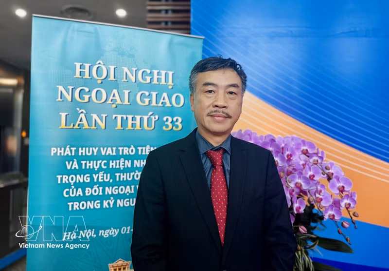 L’ambassadeur du Vietnam en République tchèque, Duong Hoai Nam, répond à des questions sur la Résolution n°23. Photo : VNA.