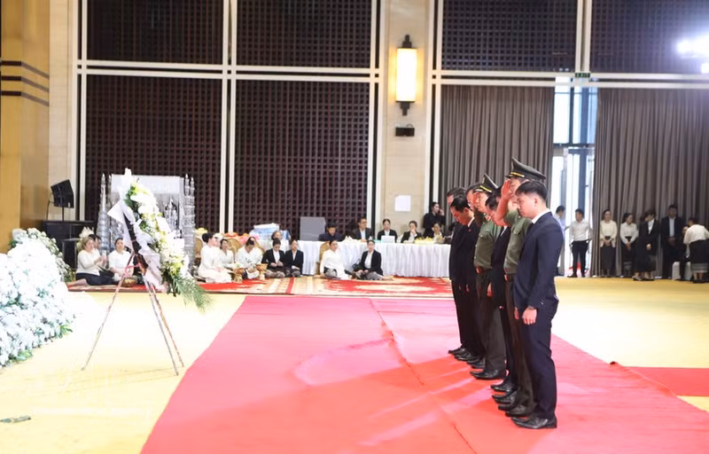 La délégation de haut rang du ministère vietnamien de la Sécurité publique rend hommage au président de l’Assemblée nationale du Laos, Xaysomphone Phomvihane. Photo : VNA.