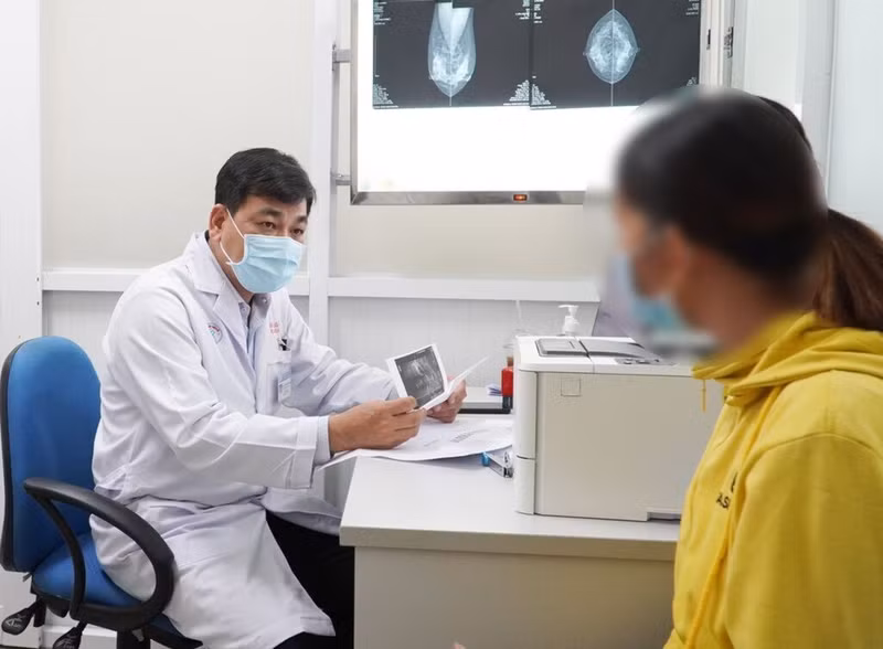 Seulement environ 28% des femmes âgées de 30 à 49 ans bénéficient d’un dépistage, tandis que le taux de vaccination contre le HPV chez les jeunes filles ne s’élève qu’à environ 12%. Photo : VNA.