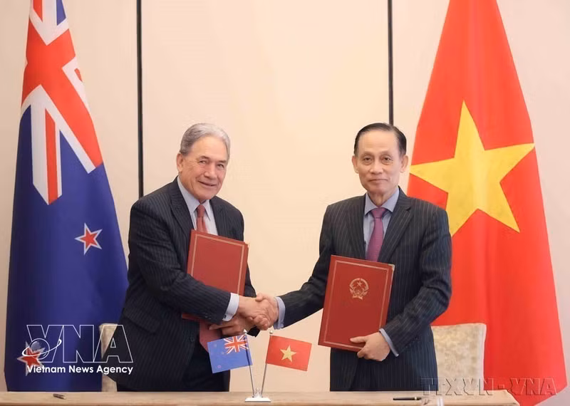 Le ministre néo-zélandais des Affaires étrangères, Winston Peters (à gauche) et son homologue vietnamien Le Hoai Trung échangent les comptes rendus du Programme d'action pour la période 2025-2030. Photo : VNA.