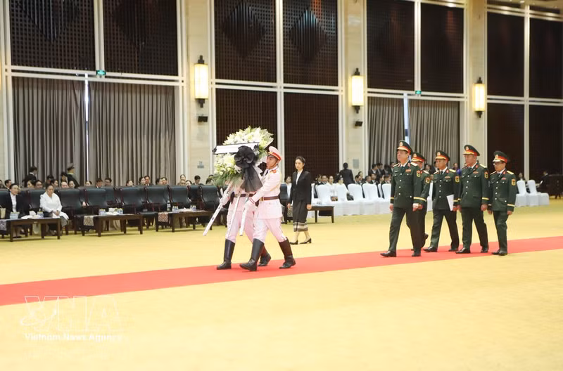 La délégation de haut rang du ministère vietnamien de la Défense rend hommage au président de l’Assemblée nationale du Laos, Xaysomphone Phomvihane. Photo : VNA.