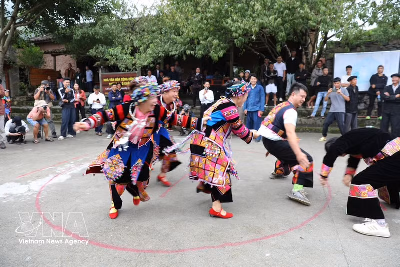 Les habitants de Lô Lô Chải (province de Tuyen Quang) se joignent à une danse traditionnelle, attirant de nombreux visiteurs. Photo : VNA.