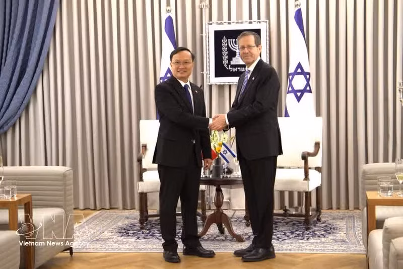 Le président israélien Isaac Herzog (droite) et l’ambassadeur du Vietnam en Israël Nguyen Ky Son. Photo : VNA.
