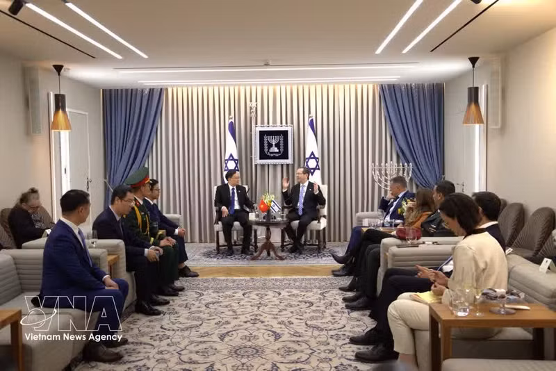 Lors de la rencontre entre le président israélien Isaac Herzog et l’ambassadeur du Vietnam en Israël Nguyen Ky Son. Photo : VNA.