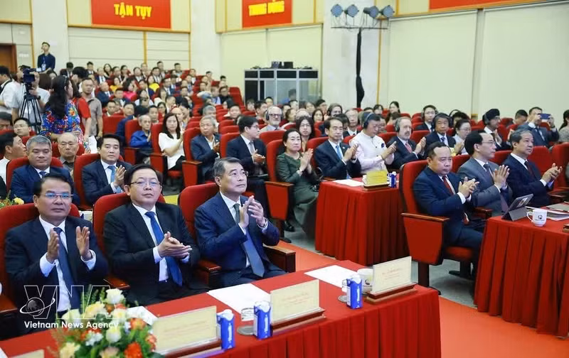 Le Premier ministre Le Minh Hung et des délégués lors de l'événement. Photo : VNA.