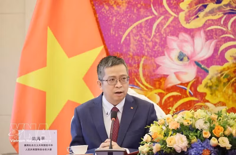 L’ambassadeur du Vietnam en Chine, Pham Thanh Binh, s'exprime lors du programme. Photo : VNA.