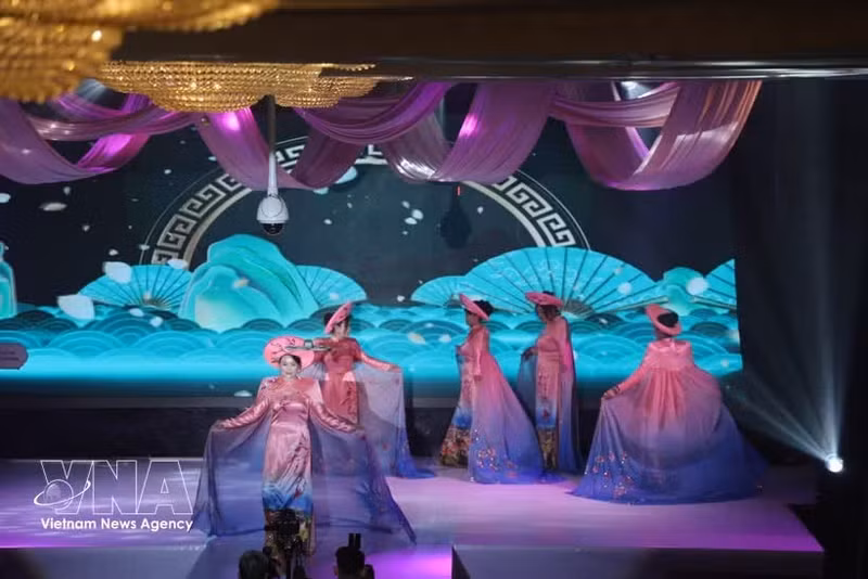 Un spectacle lors du Festival de l’Ao dai à Prague. Photo : VNA.