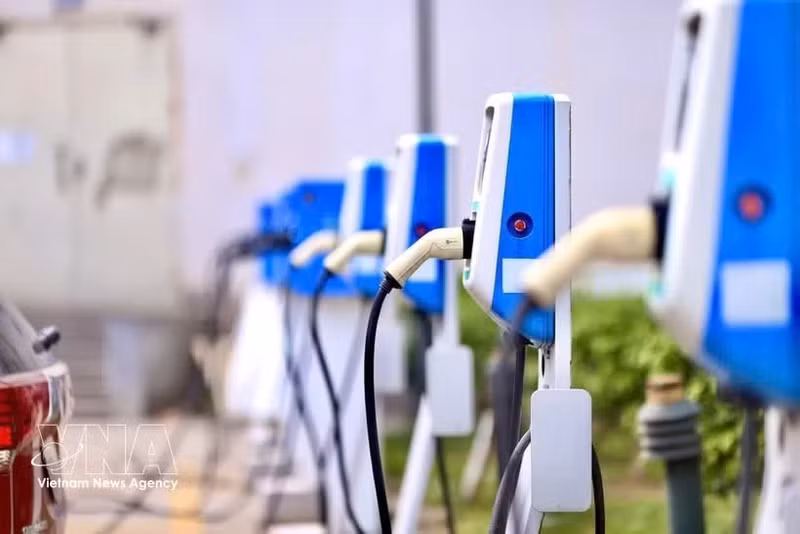 Des bornes de recharge pour véhicules électriques VinFast ont été installées sur l'ensemble du site de la résidence CT1, près de l'hôpital 103, afin de répondre aux besoins des résidents. Photo : VNA.