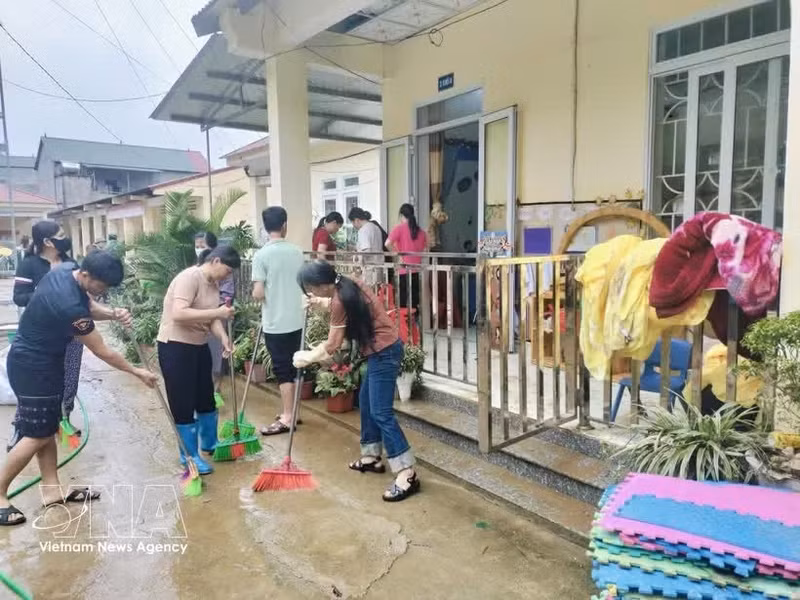 Après les fortes pluies, des habitants nettoient l'école maternelle et primaire Minh Long, commune de Ly Quoc, province de Cao Bang. Photo : VNA.