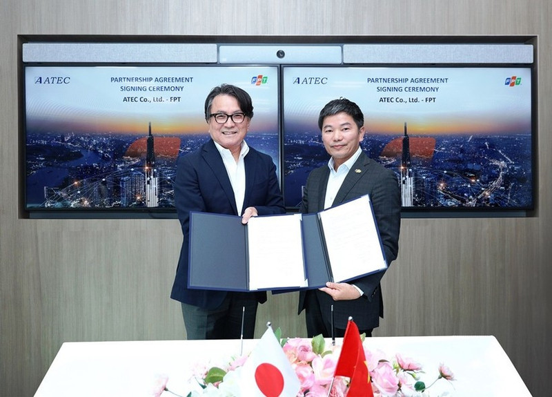 Do Van Khac, directeur général adjoint de FPT Software et directeur général de FPT Japan (à droite), et Toru Tachibana, vice-président d'ATEC. Photo : NDEL.