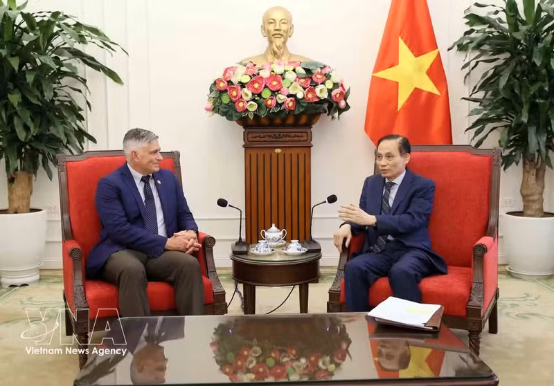 Le ministre des Affaires étrangères, Le Hoai Trung (droite) et Michael Baumgartner, membre de la Commission des affaires étrangères de la Chambre des représentants des États-Unis. Photo : VNA.