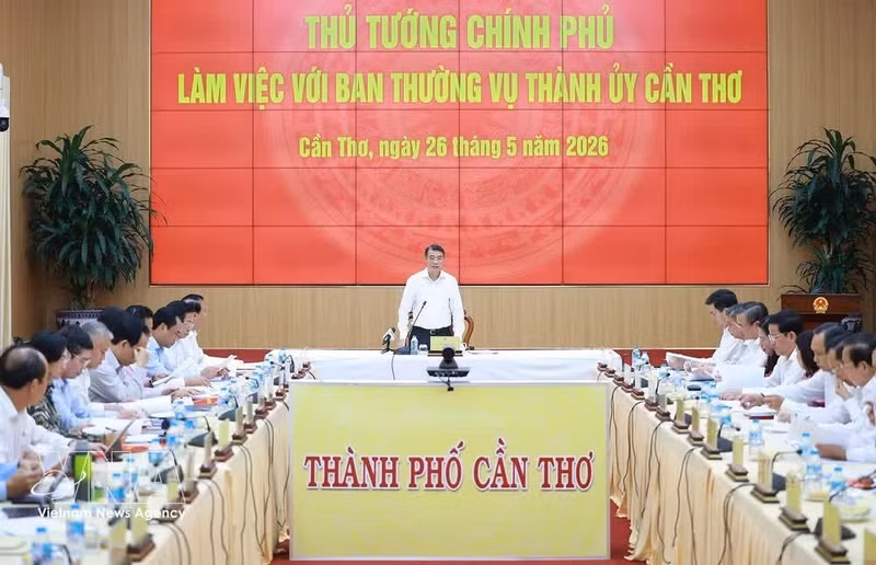 Le Premier ministre Le Minh Hung s'exprime lors de la séance de travail avec les autorités de la ville de Can Tho. Photo : VNA.