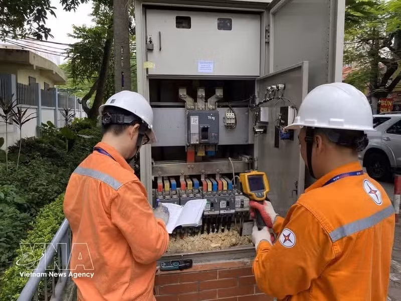 Des ouvriers d’EVNHANOI inspectent le réseau électrique. Photo : VNA.