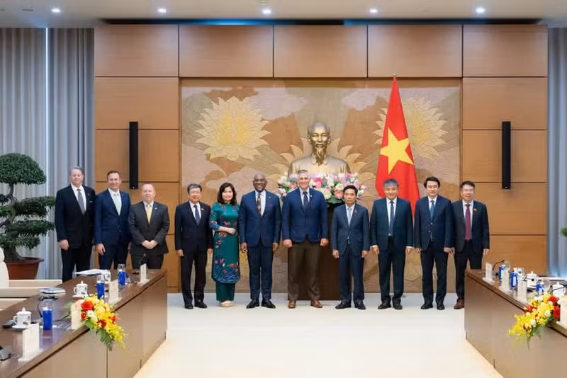 Le vice-président de l’Assemblée nationale du Vietnam Nguyen Doan Anh et la délégation de parlementaires américains. Photo : daibieunhandan.