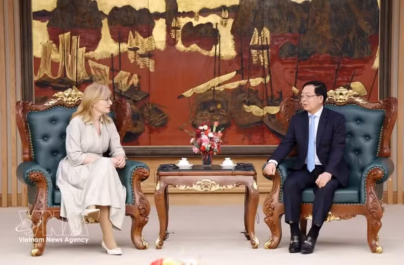 Le vice-Premier ministre vietnamien Ho Quoc Dung reçoit à Hanoï Mme Ekaterina Zaharieva, commissaire européenne chargée de la Recherche, des Start-up et de l’Innovation. Photo : VNA.