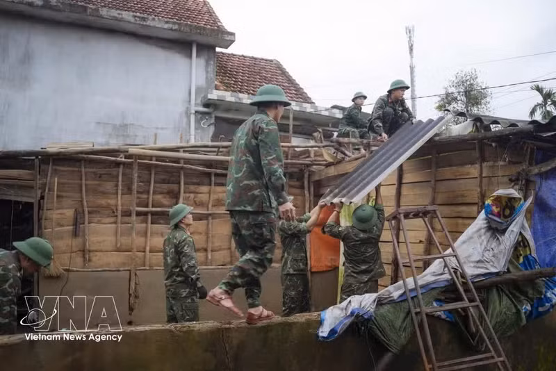 Des soldats sont déployés à Hue pour aider les habitants à reconstruire et réparer leurs maisons endommagées par les catastrophes naturelles, dans le cadre de la campagne Quang Trung (novembre 2025). Photo : VNA.