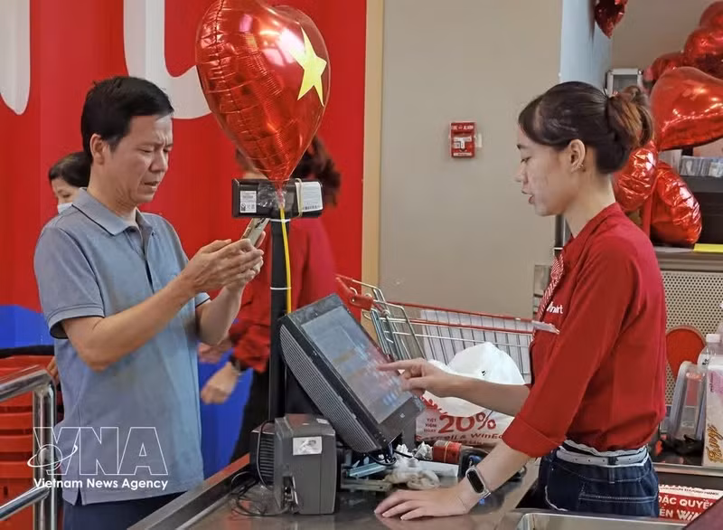 Le supermarché Winmart propose à ses clients une solution de distribution de paiement sans espèces. Photo : VNA.
