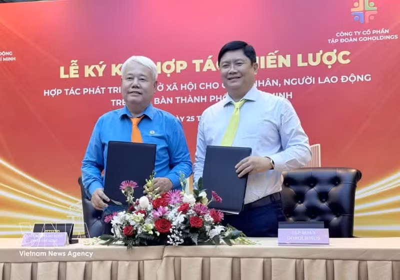 Cérémonie de signature du protocole d’accord de coopération portant sur la mise en œuvre d’un projet de logements destinés aux travailleurs et aux ouvriers de Hô Chi Minh-Ville. Photo : VNA.
