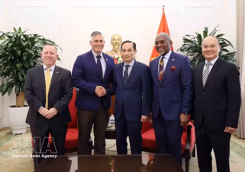 Le ministre vietnamien des Affaires étrangères Le Hoai Trung (au centre) et des délégués. Photo : VNA.
