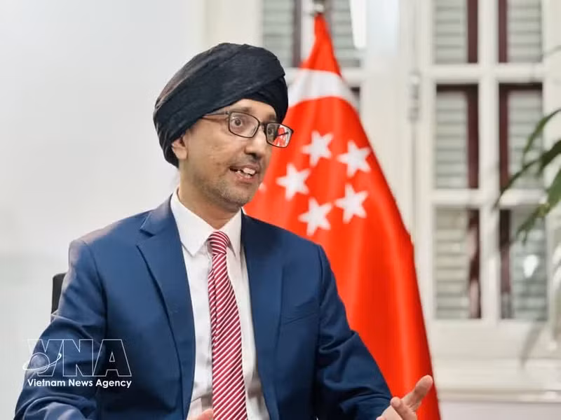 L’ambassadeur de Singapour au Vietnam, Rajpal Singh, s’entretient avec la presse à la veille de la visite d’État à Singapour du secrétaire général et président vietnamien To Lam. Photo : VNA.
