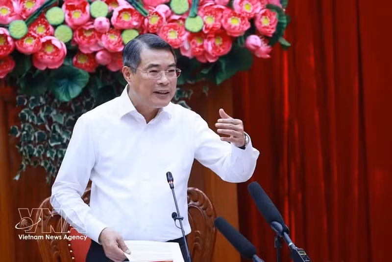 Le Premier ministre Le Minh Hung travaille avec le Comité permanent du Comité du Parti de la province de Vinh Long. Photo : VNA.