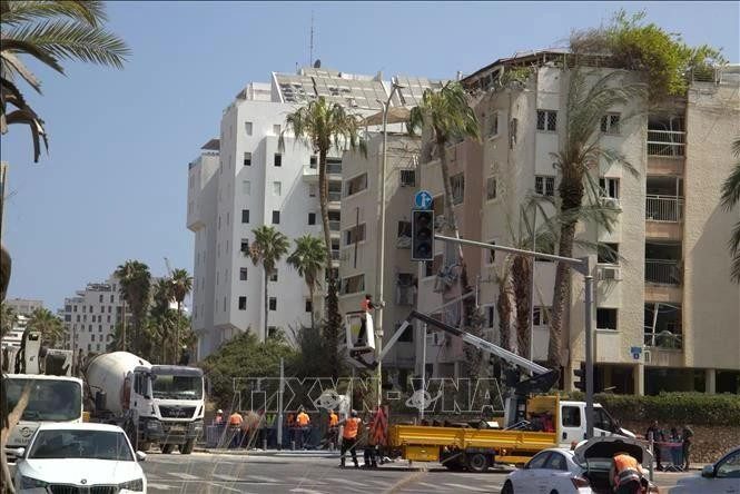 Un bâtiment dans la rue Levy Eshkol (Tel Aviv) a été détruit par un missile au petit matin du 16 juin 2025. Photo : VNA.