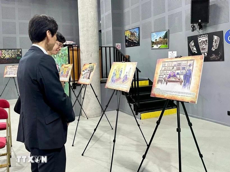 Présentation des peintures sur le complexe Yen Tu – Vinh Nghiem – Con Son – Kiep Bac à des ambassadeurs à Paris. Photo : VNA.