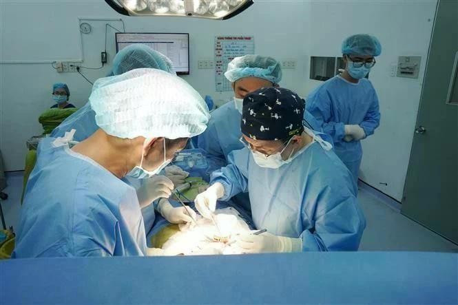 Des médecins de l’hôpital Thong Nhat effectuent une greffe de rein à partir d’un rein provenant du donneur en état de mort cérébrale. Photo : VNA.