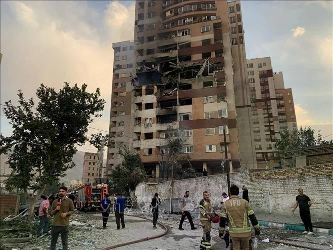 Des bâtiments de Téhéran, en Iran, sont endommagés par une frappe aérienne israélienne le 13 juin 2025. Photo : AA/VNA.