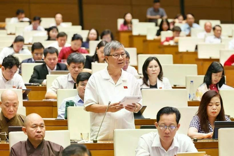 Des députés discuent de projets de loi. Photo : VNA.