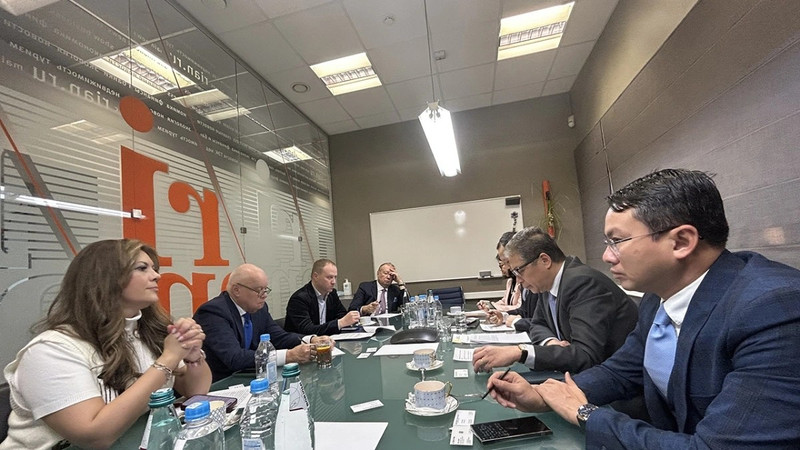 L’ambassadeur du Vietnam en Russie, Dang Minh Khoi, des représentants de l’ambassade du Vietnam et la direction du groupe Rossiya Segodnya. Photo : VOV.