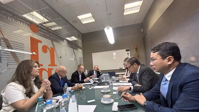 L’ambassadeur du Vietnam en Russie, Dang Minh Khoi, des représentants de l’ambassade du Vietnam et la direction du groupe Rossiya Segodnya. Photo : VOV.