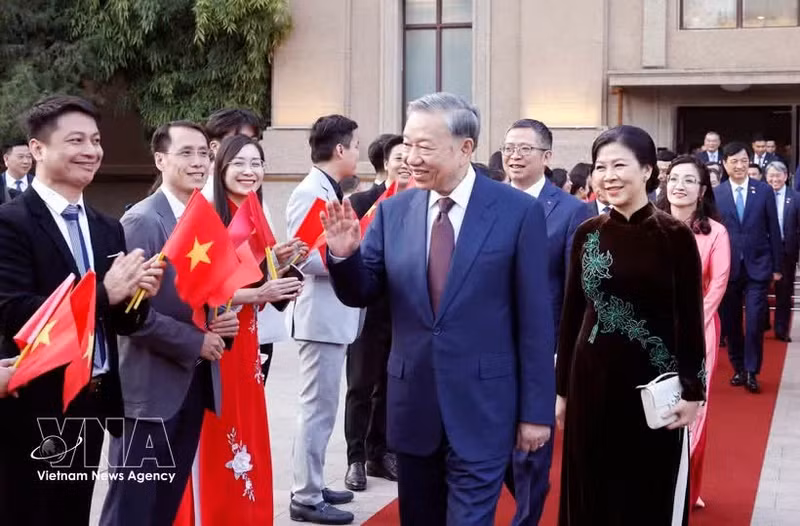 Le secrétaire général du PCV et président vietnamien To Lam et son épouse rencontrent la communauté vietnamienne en Chine. Photo : VNA.