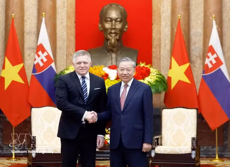 Le secrétaire général du PCV et président de la République To Lam (droite) et le Premier ministre slovaque, Robert Fico. Photo : VNA.