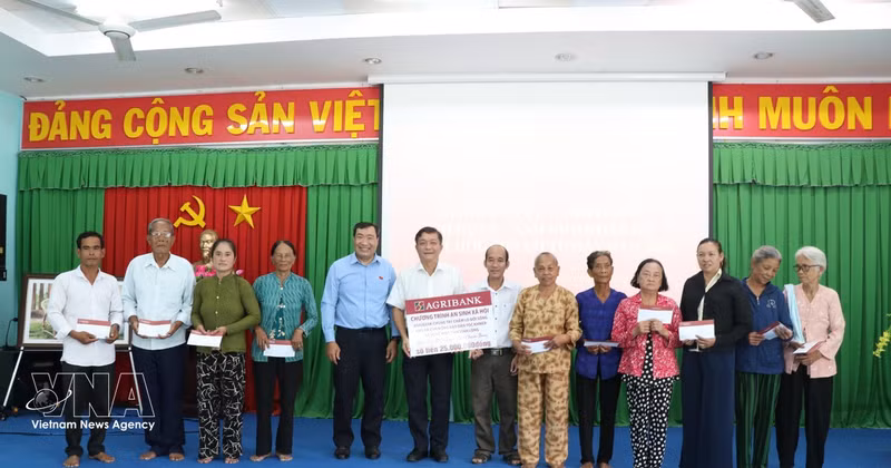 Des centaines de cadeaux ont été distribués à des familles khmères de la province de Vinh Long, le 14 avril, à l’occasion du Nouvel An traditionnel Chol Chnam Thmay 2026. Photo : VNA.