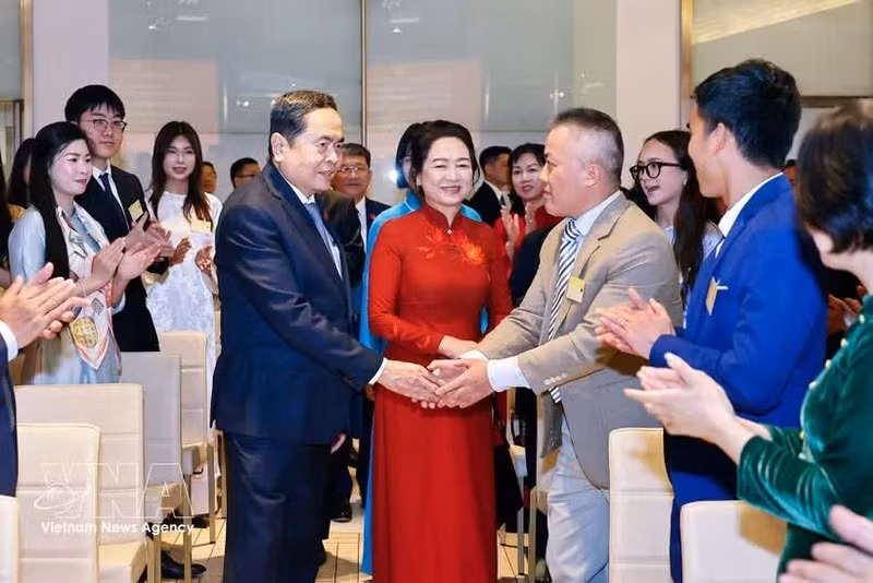 Le président de l’Assemblée nationale Tran Thanh Man rencontre des représentants de la communauté vietnamienne en Italie. Photo : VNA.