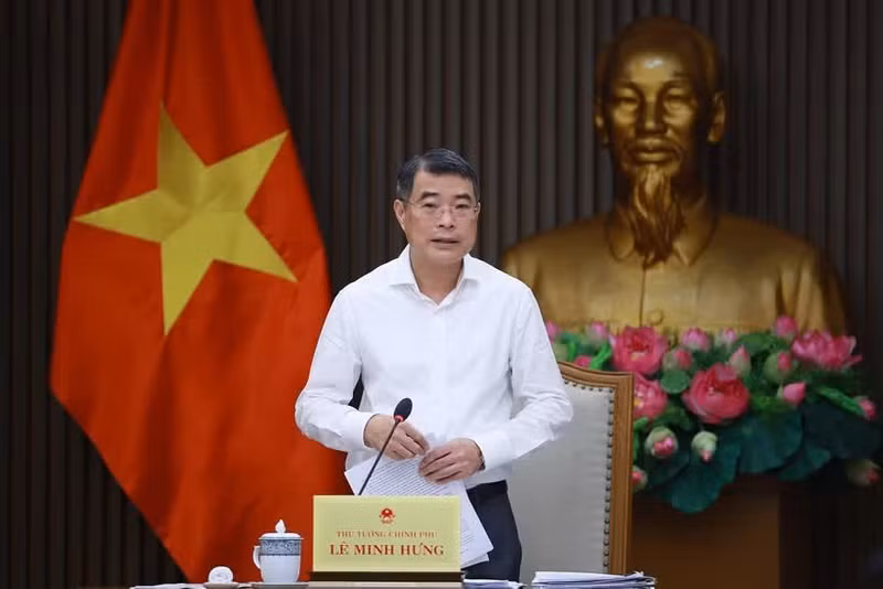 Le Premier ministre Le Minh Hung s'exprime lors de la séance de travail, à Hanoi, le 14 avril. Photo : VNA.