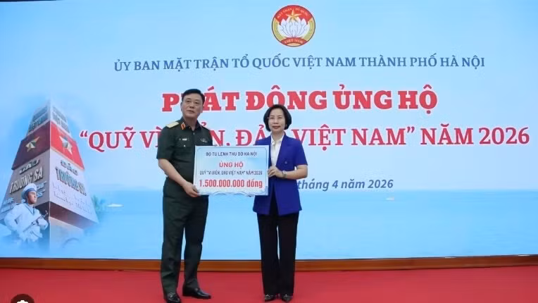 Cérémonie de lancement de la collecte de fonds "Pour la mer et les îles du Vietnam". Photo : hanoimoi.
