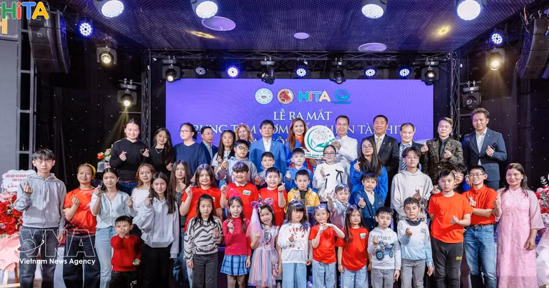 Des élèves du Centre d'incubation des talents (HITA) lors de la cérémonie de lancement. Photo : VNA.
