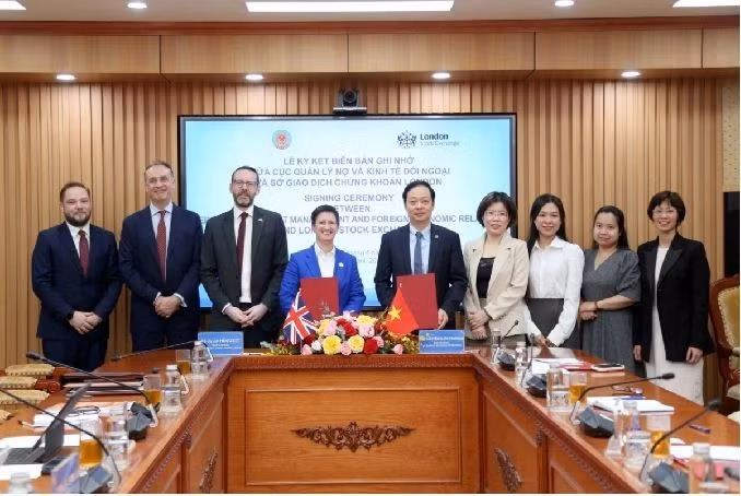 Les délégués posent pour une photo de groupe lors de la cérémonie de signature Photo : thoibaotaichinhvietnam.