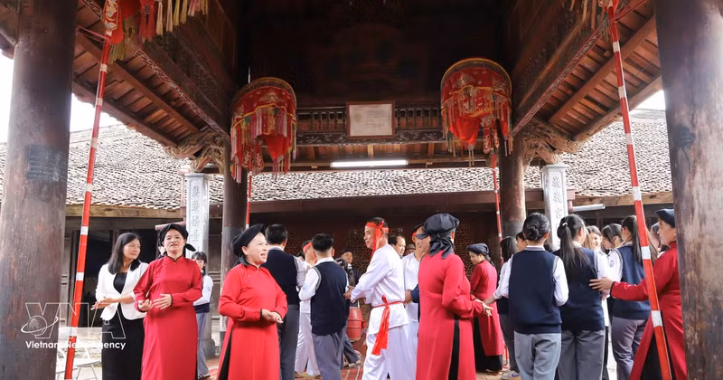 Des artistes et des élèves participent à des activités et des échanges dans l'espace de chant Xoan de l'ancienne maison communale de Hung Lo. Photo : VNA.