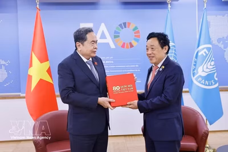 Le président de l’Assemblée nationale du Vietnam, Tran Thanh Man (droite) et Qu Dongyu, directeur général de l’Organisation des Nations unies pour l’alimentation et l’agriculture à Rome. Photo : VNA.